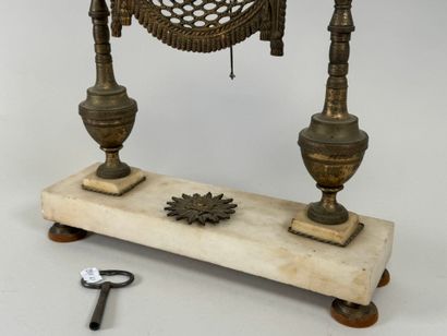 Pendule portique en marbre blanc et bronze,...