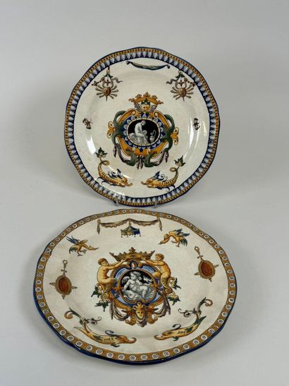 GIEN, XIXe.
Deux assiettes en faïence fine...
