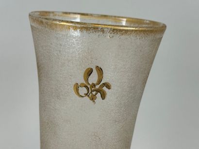 Vase en verre givré rehaussé d'or à décor...