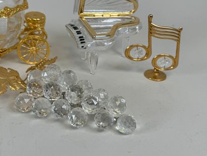 Lot including :
- gilt metal and glass pumpkin...