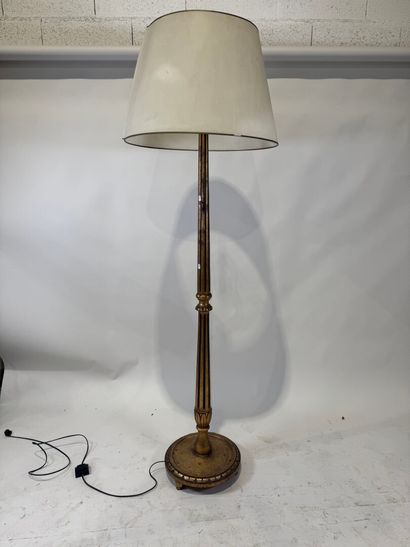 Gilded wood floor lamp, fluted shaft.
Louis...