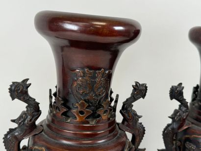 CHINE, XXe.
Paire de vase en bronze ciselé...