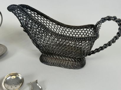 Lot d'argenterie comprenant : 
- une saucière...