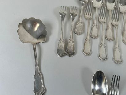 Partie de ménagère en argent ciselé modèle...