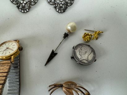 Lot of costume jewelry including 2 wristwatches,...