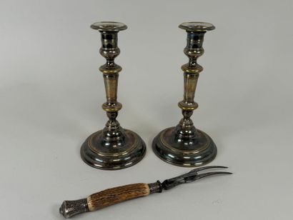 Lot comprenant : 
- Paire de bougeoirs en...