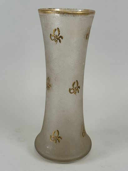 Vase en verre givré rehaussé d'or à décor...