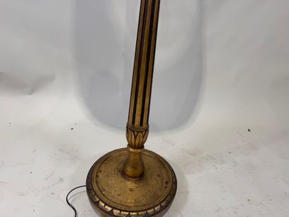 Gilded wood floor lamp, fluted shaft.
Louis...
