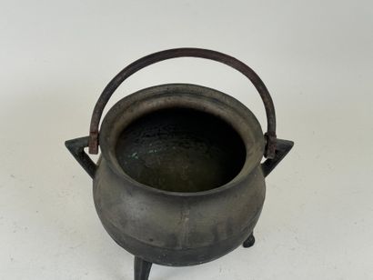 CHINA, FOLK ART.
Tripod cauldron in bronze...
