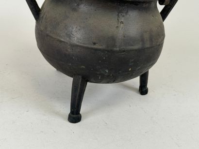CHINA, FOLK ART.
Tripod cauldron in bronze...