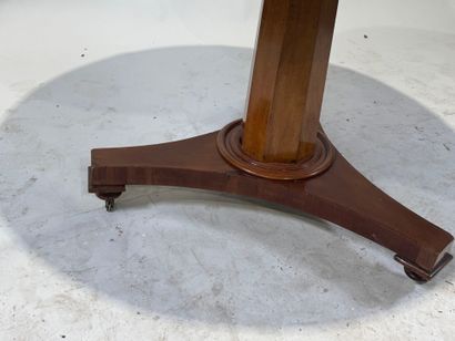 Circular table or tripod pedestal table in...