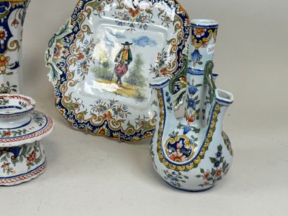 Small lot of 5 pieces in Rouen-inspired earthenware.
Dish...