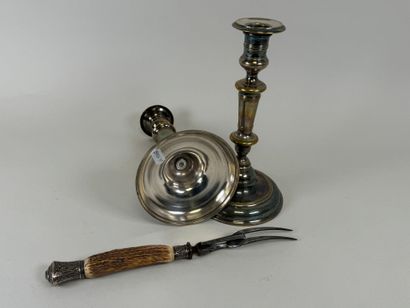 Lot comprenant : 
- Paire de bougeoirs en...