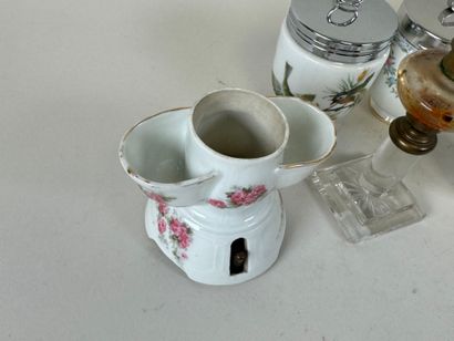 WEDGWOOD and ROYAL WORCESTER.
Six polychrome...