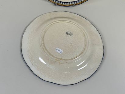 GIEN, XIXe.
Deux assiettes en faïence fine...