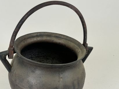 CHINA, FOLK ART.
Tripod cauldron in bronze...