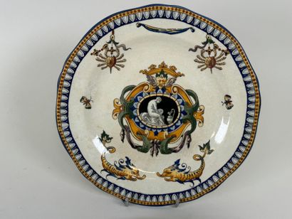 GIEN, XIXe.
Deux assiettes en faïence fine...