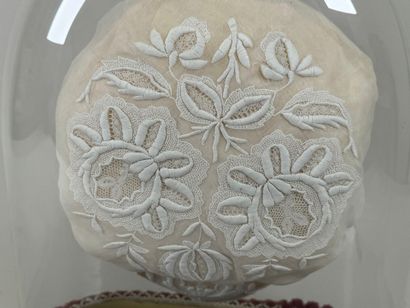 Bonnet de Touraine brodé présenté sous un...