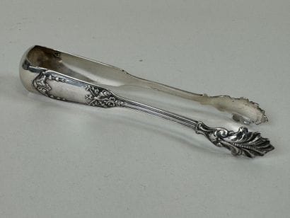Pince à sucre en argent ciselé de motifs...