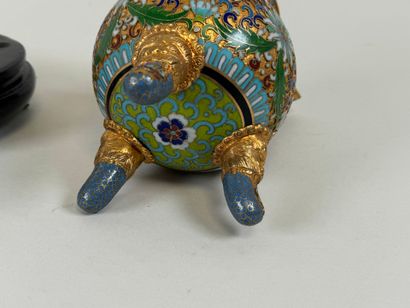 CHINE, XXe.
Brûle-parfum en bronze doré et...