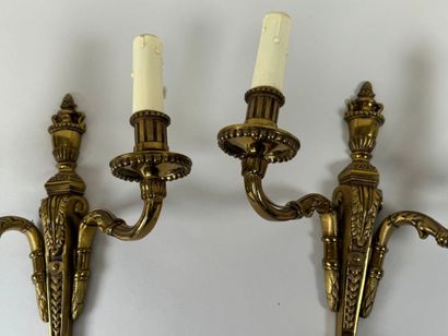 Paire d'appliques en bronze doré à deux bras...