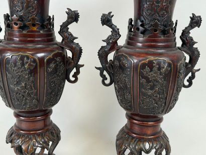 CHINE, XXe.
Paire de vase en bronze ciselé...