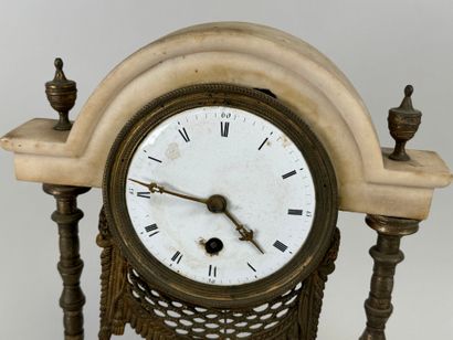 Pendule portique en marbre blanc et bronze,...