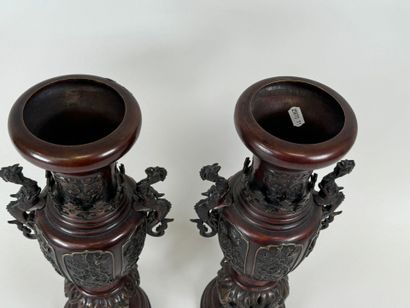 CHINE, XXe.
Paire de vase en bronze ciselé...