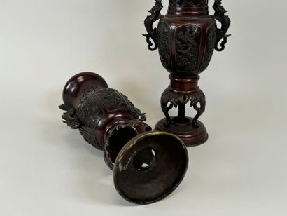 CHINE, XXe.
Paire de vase en bronze ciselé...