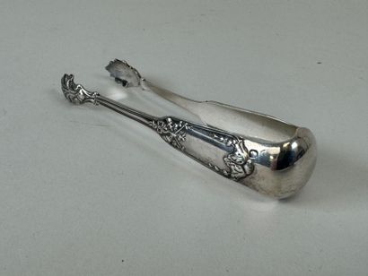 Pince à sucre en argent ciselé de motifs...