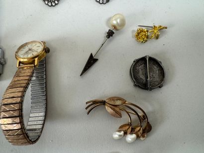 Lot of costume jewelry including 2 wristwatches,...