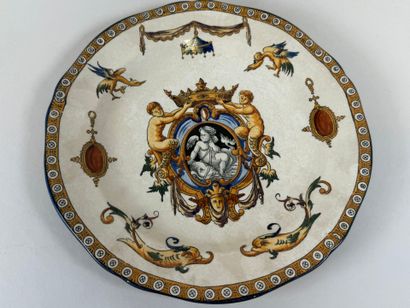 GIEN, XIXe.
Deux assiettes en faïence fine...