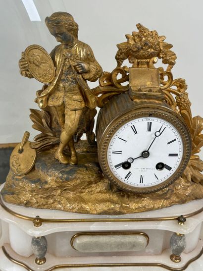 Pendule en régule doré à décor d'un jeune...