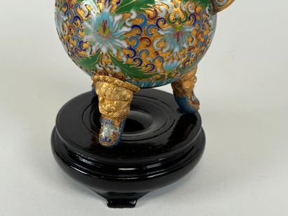 CHINE, XXe.
Brûle-parfum en bronze doré et...