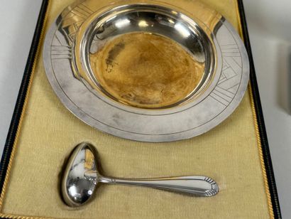 Lot d'argenterie comprenant :
- Assiette...