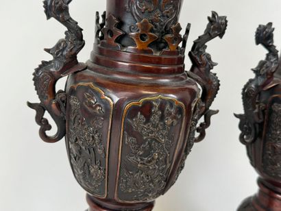 CHINE, XXe.
Paire de vase en bronze ciselé...