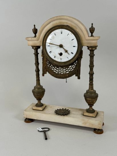Pendule portique en marbre blanc et bronze,...