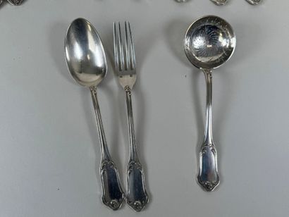 Partie de ménagère en argent ciselé modèle...