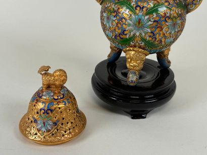 CHINE, XXe.
Brûle-parfum en bronze doré et...