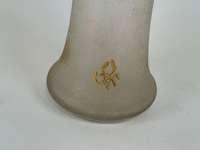 Vase en verre givré rehaussé d'or à décor...