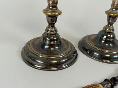 Lot comprenant : 
- Paire de bougeoirs en...