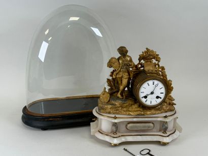 Pendule en régule doré à décor d'un jeune...