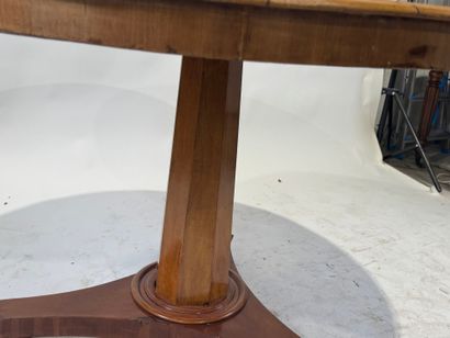 Circular table or tripod pedestal table in...