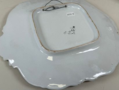 Small lot of 5 pieces in Rouen-inspired earthenware.
Dish...