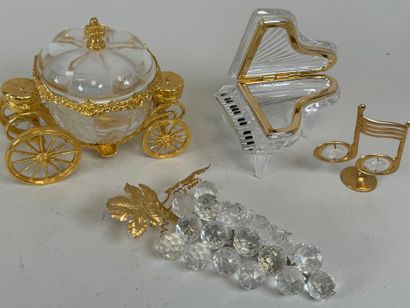Lot including :
- gilt metal and glass pumpkin...