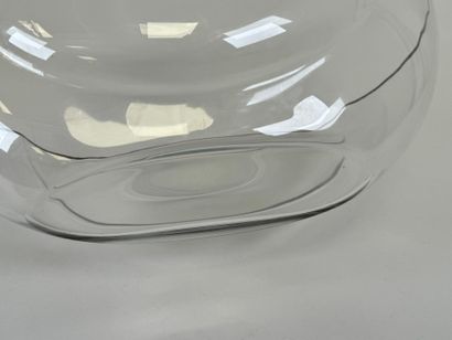 Grand saladier de forme polylobée en verre...