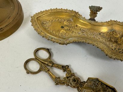 Lot including :
- chased bronze mouchette...