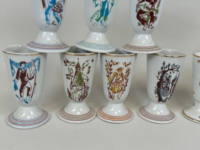 Lot including :
- nine polychrome porcelain...