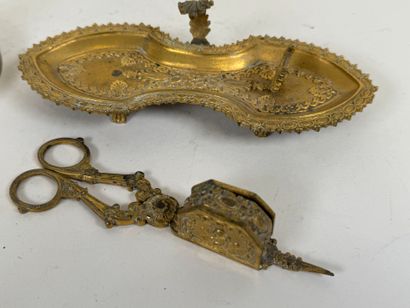 Lot including :
- chased bronze mouchette...
