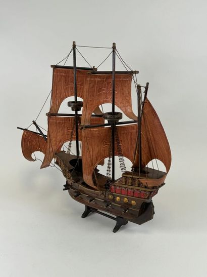 Model boat in wood, rope and brass.
58 x...